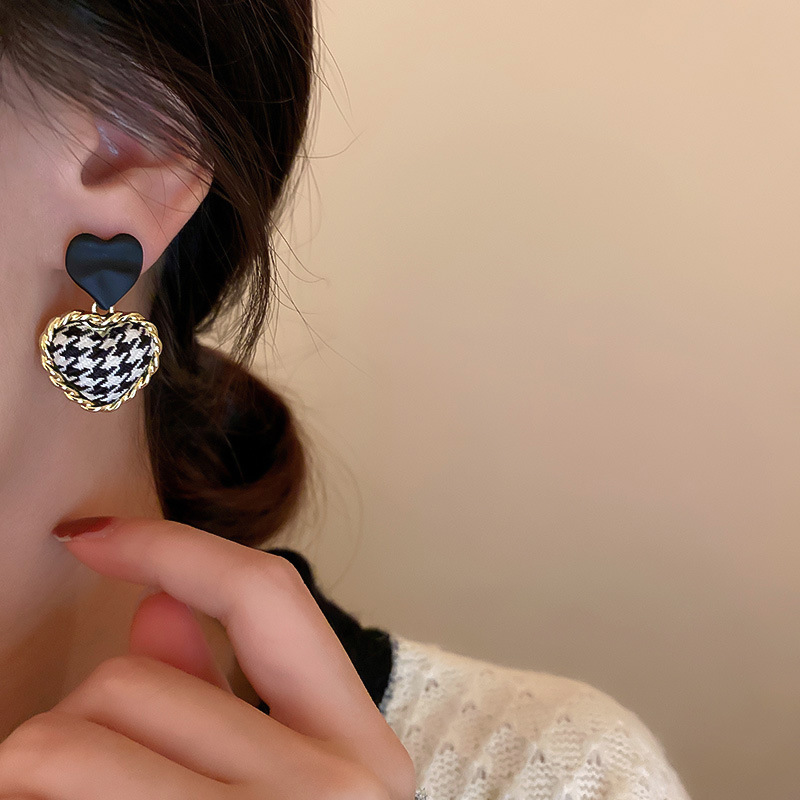 Fall Winter Retro Fabric Houndstooth Heart Earrings Fashion Color Contrast Checked Earrings display picture 1