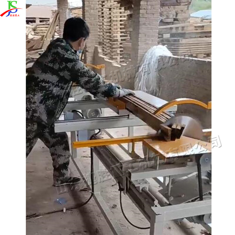 Pequeño borde ajustable de la carpintería vio el borde automático del doble-Extremo vio el material de corte de madera hidráulico que deslizaba La Sierra