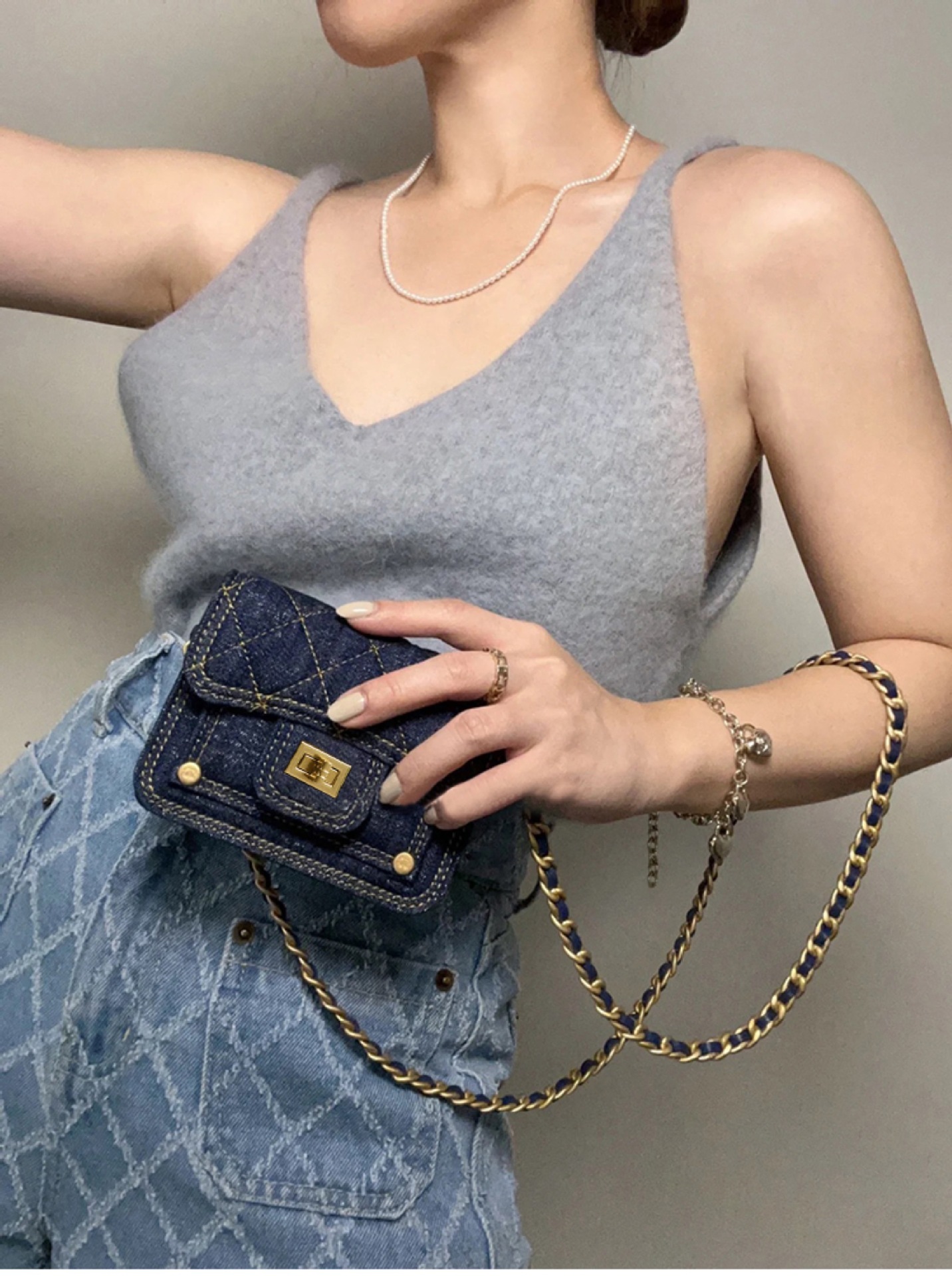 Dames mini schoudertas van gewassen denim met kettingdetail_voghion.com