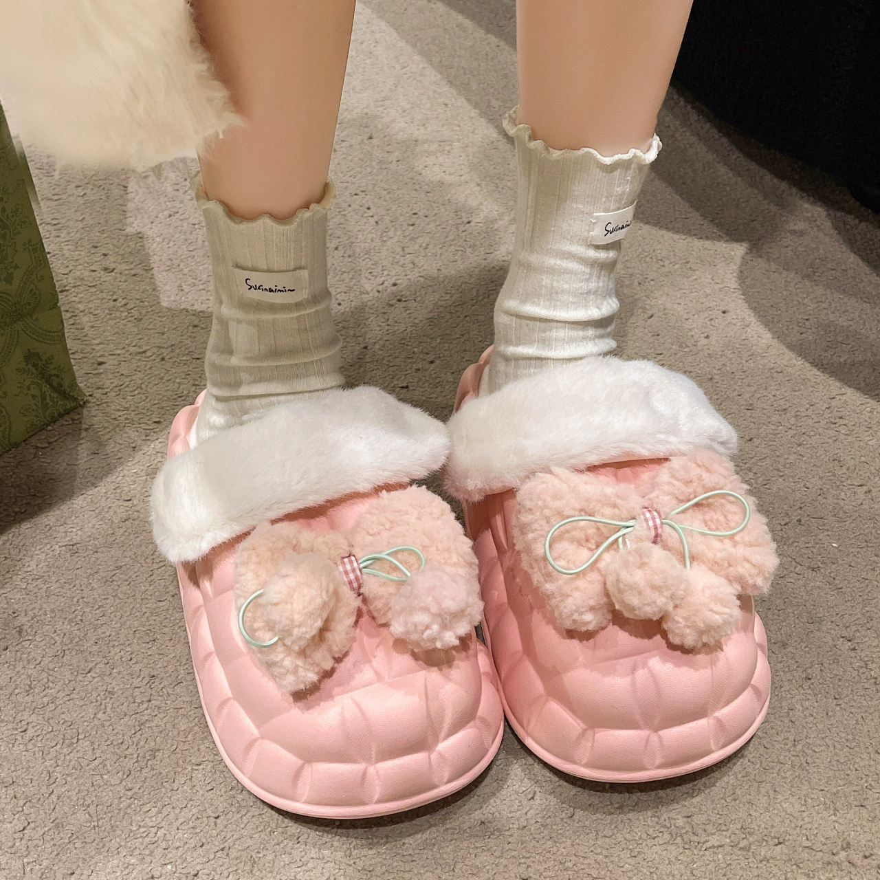 Хлопчатобумажные тапочки женские зимние водонепроницаемые дома с толстым дном плюс бархатная сумка и студенческое общежитие милые съемные теплые туфли