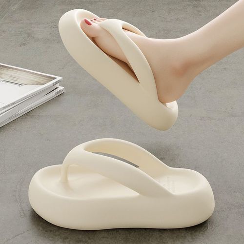 New thick-soled flip-flops for women in summer, she is wearing simple ins trendy beach sandals for women