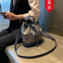 香港代购女包2025新款潮牌抽带手提水桶包百搭轻奢斜挎小包包