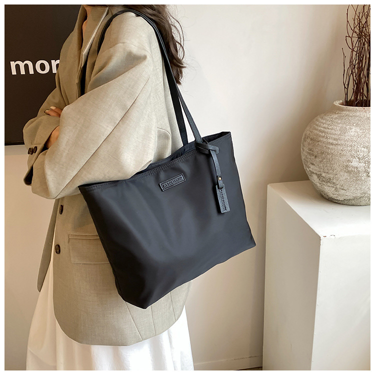 The new Korean-style trendy casual tote bag for women, Oxford fabric large-capacity single-shoulder bag 2025, exudes a sense of luxury undefined