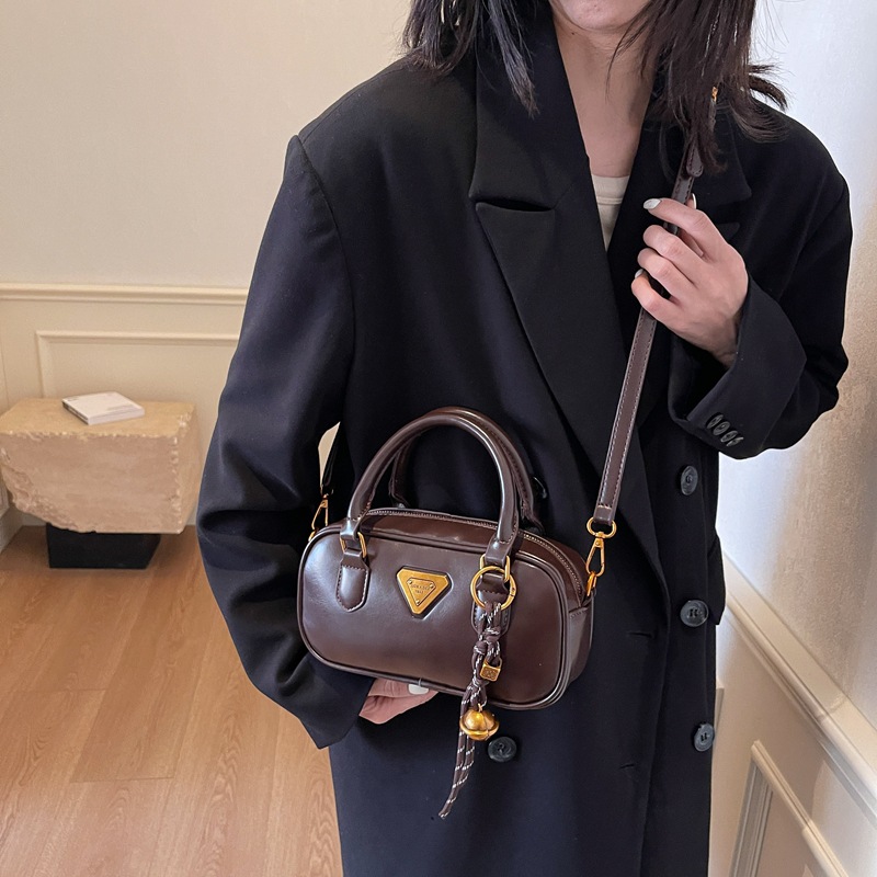 Bolsa de bolos retrógrada de mano para mujeres 2024 nuevo diseño de viaje universal bolso de hombro de nicho de alta calidad bolso pequeño