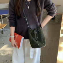 水桶包女麂皮包磨砂牛皮真皮韩系小众设计单肩斜挎抽拉绳垃圾袋包