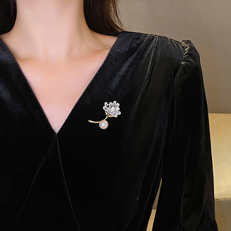 Elegante Barocke Emaille Brosche Mit Floralen Kristallen_voghion.com
