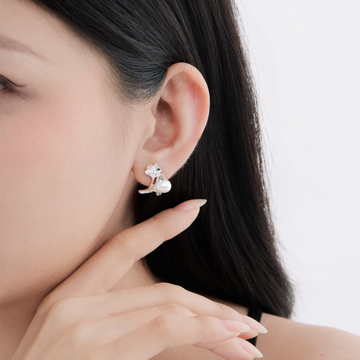 Xuping imitación de flores de perlas pendientes de aleación de cobre chapado en blanco Ginkgo biloba orejas ligero lujoso temperamento suave pendientes de viento para mujeres