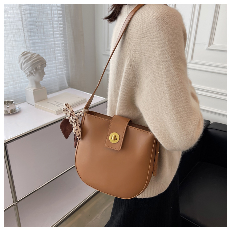 Retro Soft Leather Bucket Underarm Middle Bag Solid Color Saddle Bag display picture 6