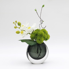現代の軽豪華なシミュレーション花芸ガラス生け花器見本室のリビングテーブルの売り場でテーブルのソフト装飾品を相談します。