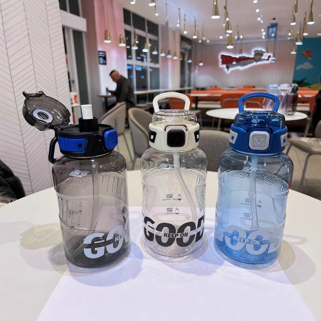 Yitong nuevas tazas de agua para niños y niñas tazas de plástico deportivas 1120ml tazas de paja de gran capacidad para niños y estudiantes