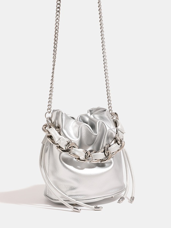 銀色の流浪はチェーンのバケツを編みます。