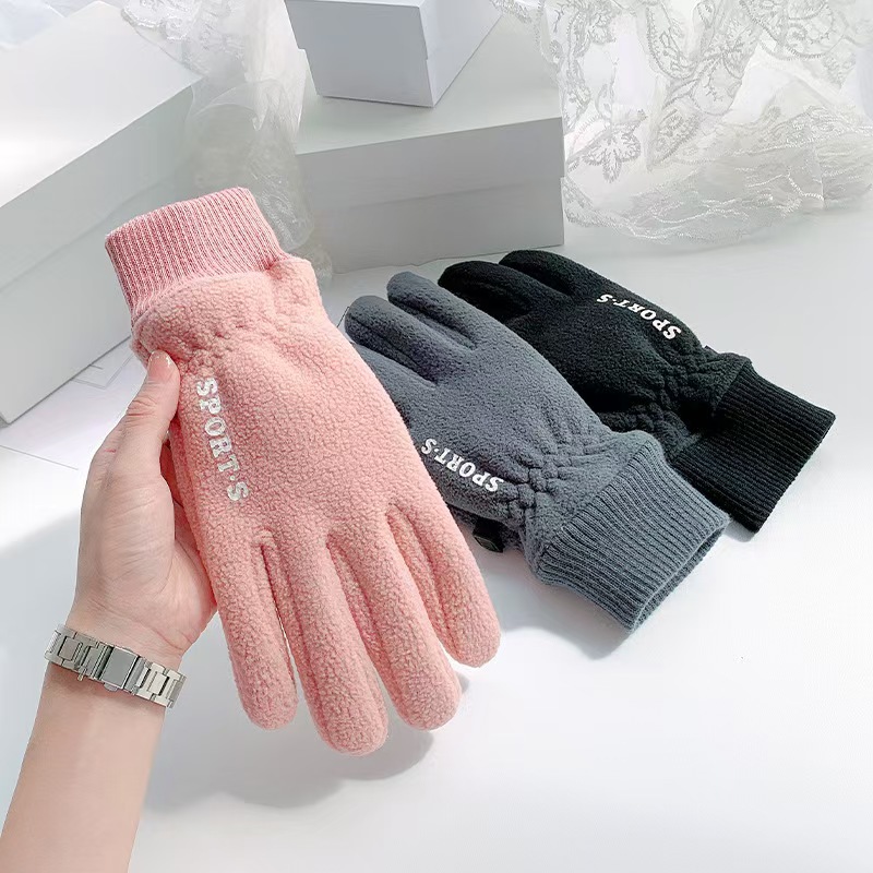 Otoño y invierno, hombres y mujeres en invierno, conducción al aire libre, tranvía de conducción, calor, viento, agua, mano antideslizante