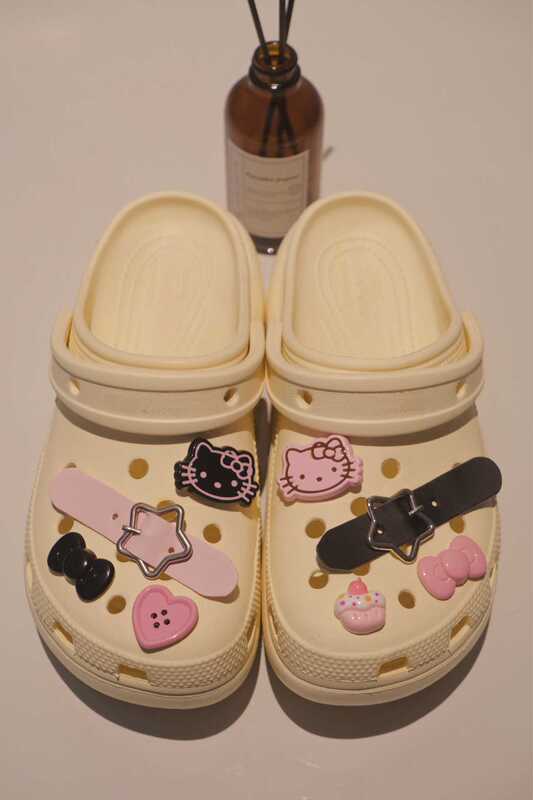 夏のスリッパ靴花漫画ハローキティ下駄アクセサリー靴バックル靴花セット diy アクセサリーリトルレッドブック|undefined