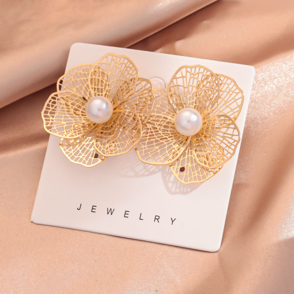 Pendientes de mariposa huecos dorados de alta gama Pendientes de perlas de diseño de nicho de estilo ins femenino Pendientes exagerados al por mayor