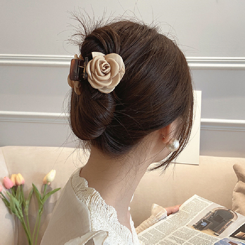 2209001 (1) 浪漫法式缎面花朵抓夹奶茶色山茶花温柔