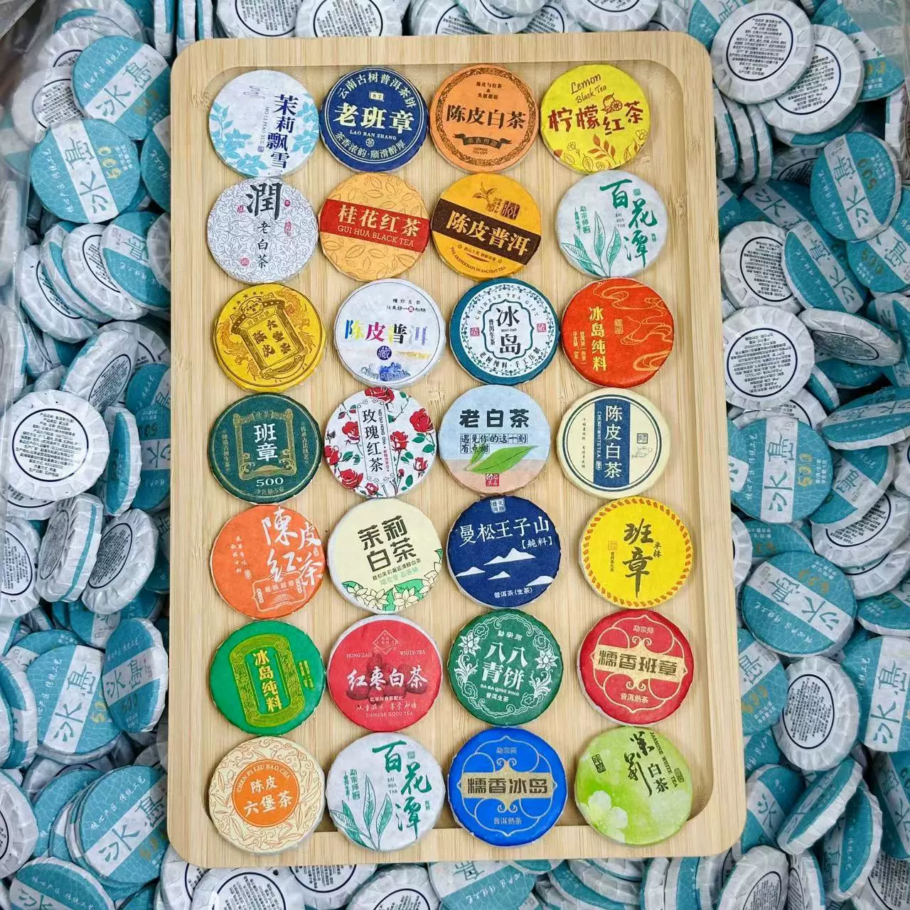 Набор для чайной церемонии Nuo Nuo Xiang включает 30 видов маленьких чайных блинчиков, включая чай пуэр, белый чай и черный чай, для оптовой продажи.