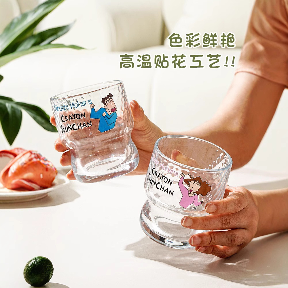 Nuevo Crayon Shin-chan de marca compartida Taza de leche linda de alto valor Juego de regalo de mano Taza de agua de verano Regalo