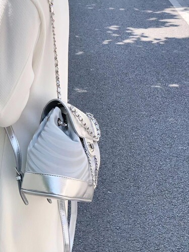 Autumn new silver backpack for women Korean niche design water ripple versatile chain school bag for female college students