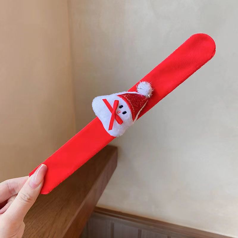 红帽蝴蝶结雪人