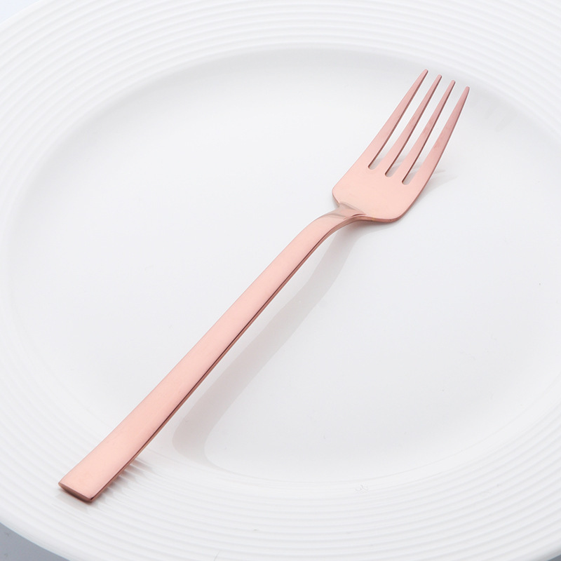 かわいい学生が食事をしているスプーンフォーク家庭用食堂の韓国式のアイデアの四角い柄304ステンレススプーンとチタンメッキのロゴ|undefined