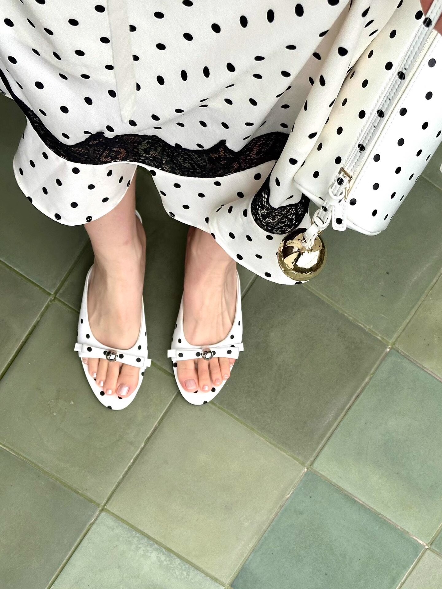 Versión plana ~ Zapatos de mujer de moda Bunan Diseño de nicho Bowknot Gato con zapatillas Nueva sandalias de punta abierta de lunares de perlas