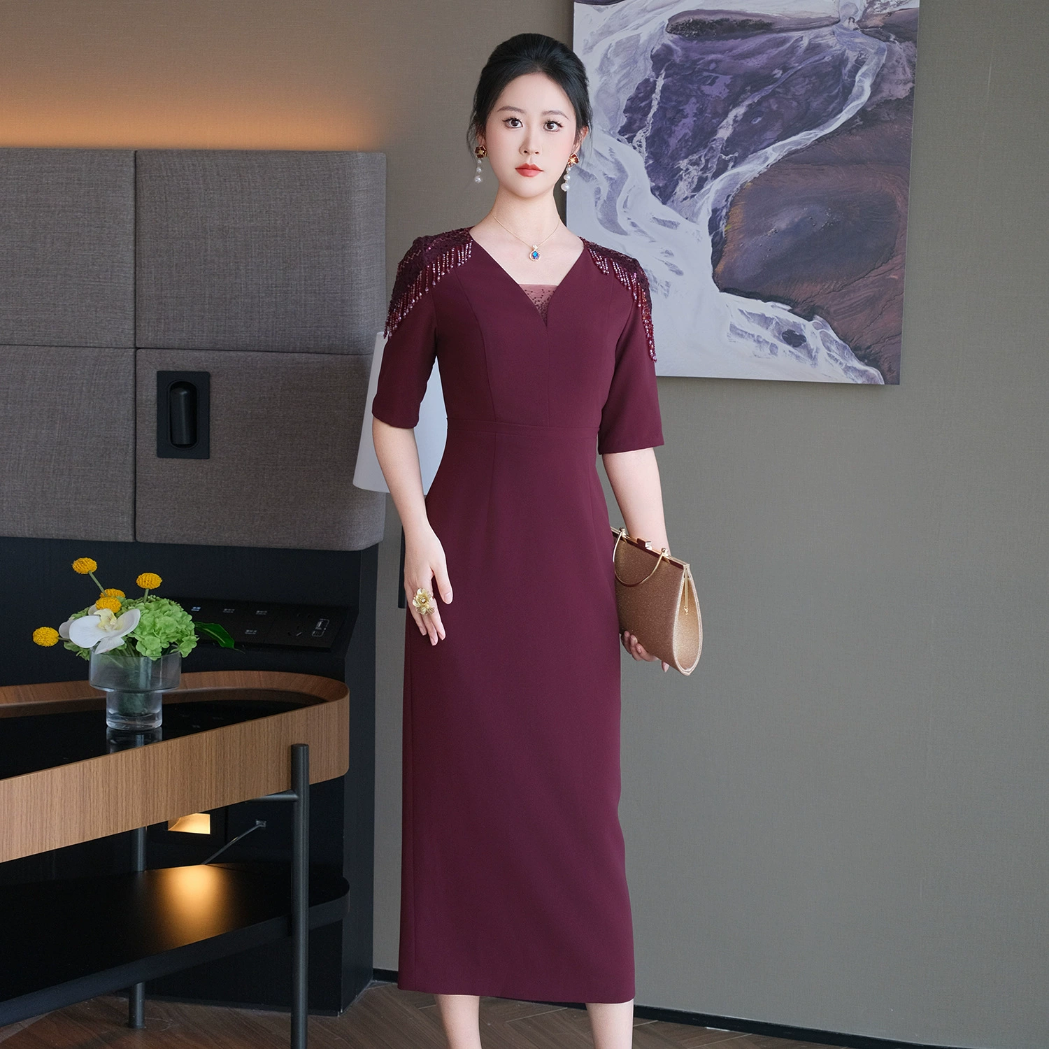 Модные темпераментные пригороды 2025 весна и лето новые высококачественные кисточки с V-образным вырезом для талии платья средней и длинной одежды для официальных случаев