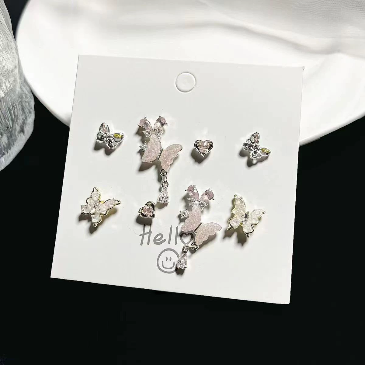Fresh cute small universal earrings, simple and elegant design