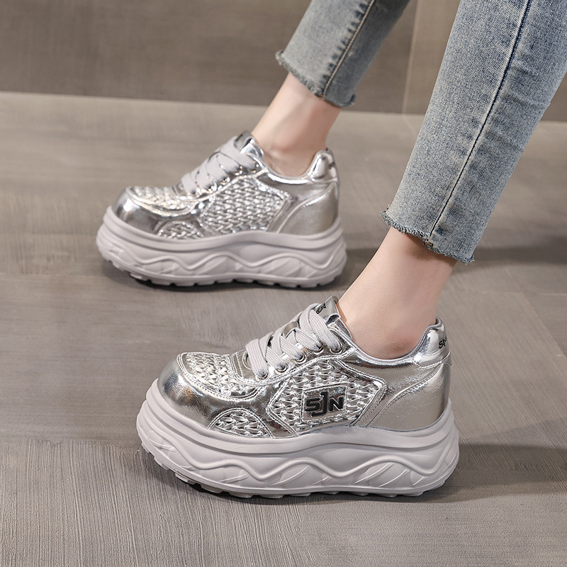 Giày sneaker nữ đế dày tăng chiều cao, thiết kế rỗng thoáng khí, phối trắng cơ bản — màu đen