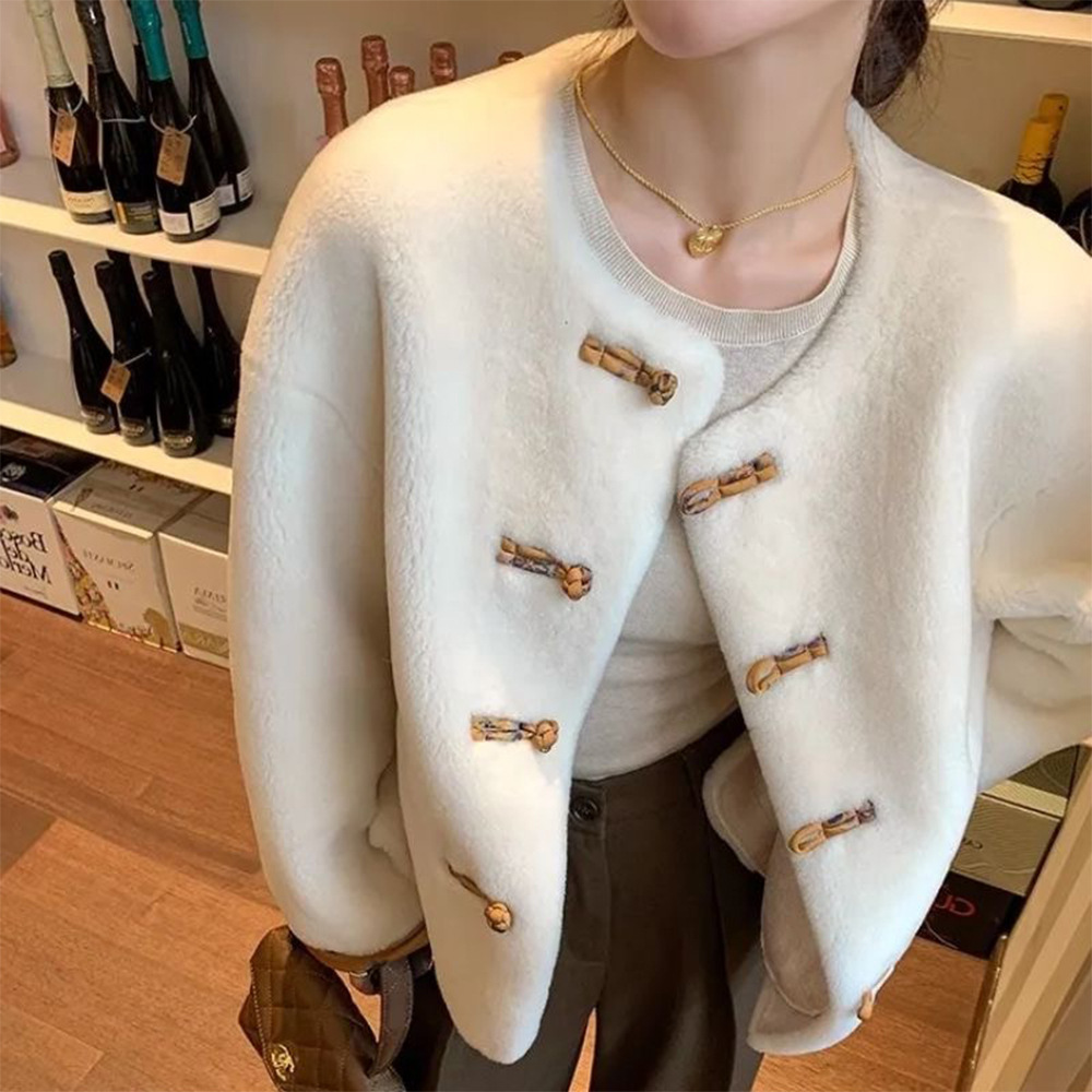 중국 스타일 LAMBSWOOL COAT 여성의 2024 가을 및 겨울 새로운 모피 HAINING 짧은 모피 원피스 양 코트