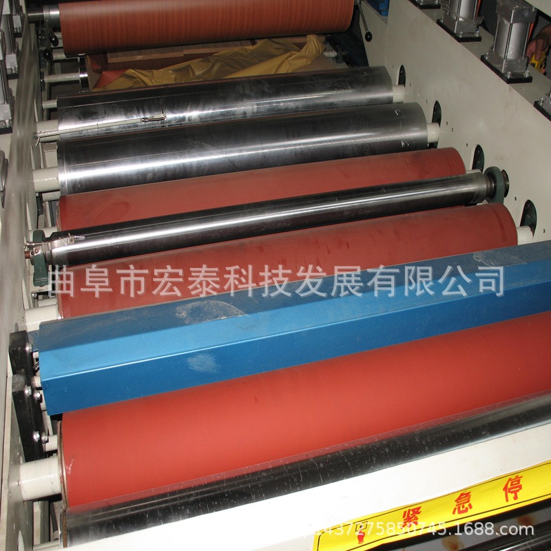 曲阜宏泰供应木饰面 肤感面贴面机 亚克力密度板平贴机 PVC贴膜机