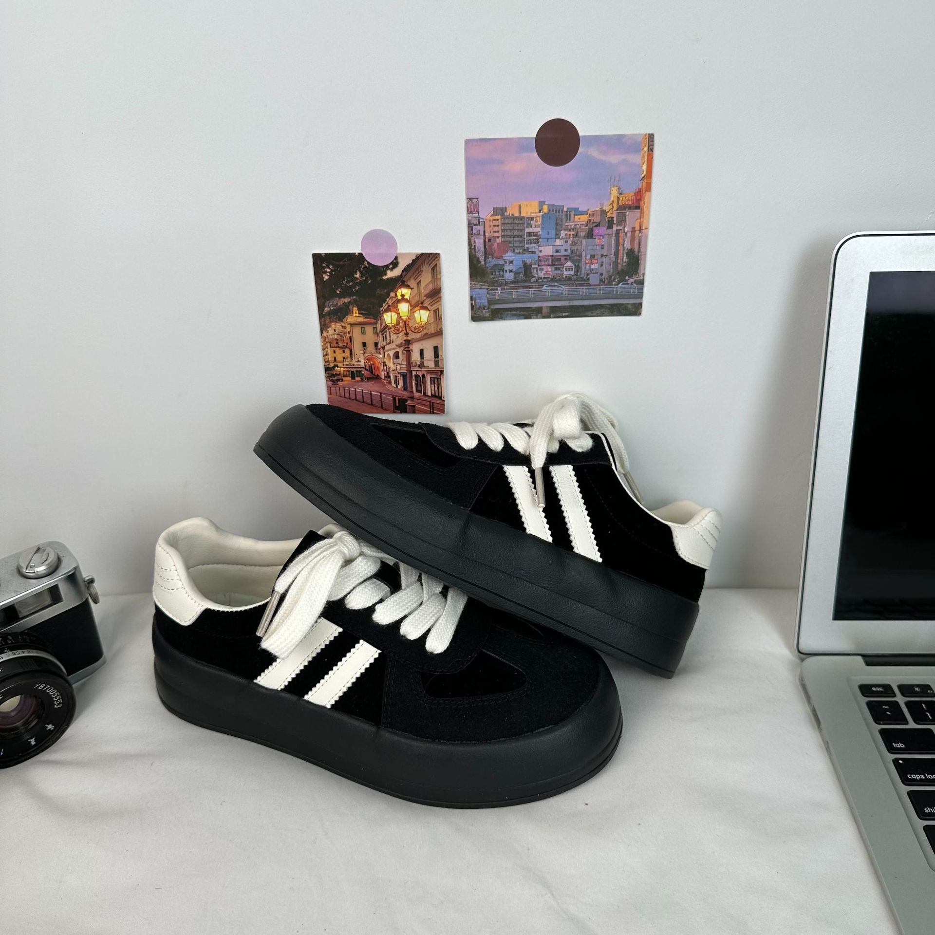 Zapatos de entrenamiento coreanos de suela gruesa zapatos negros zapatos de mujer otoño 2024 nuevos zapatos de skate casuales de nicho 6562