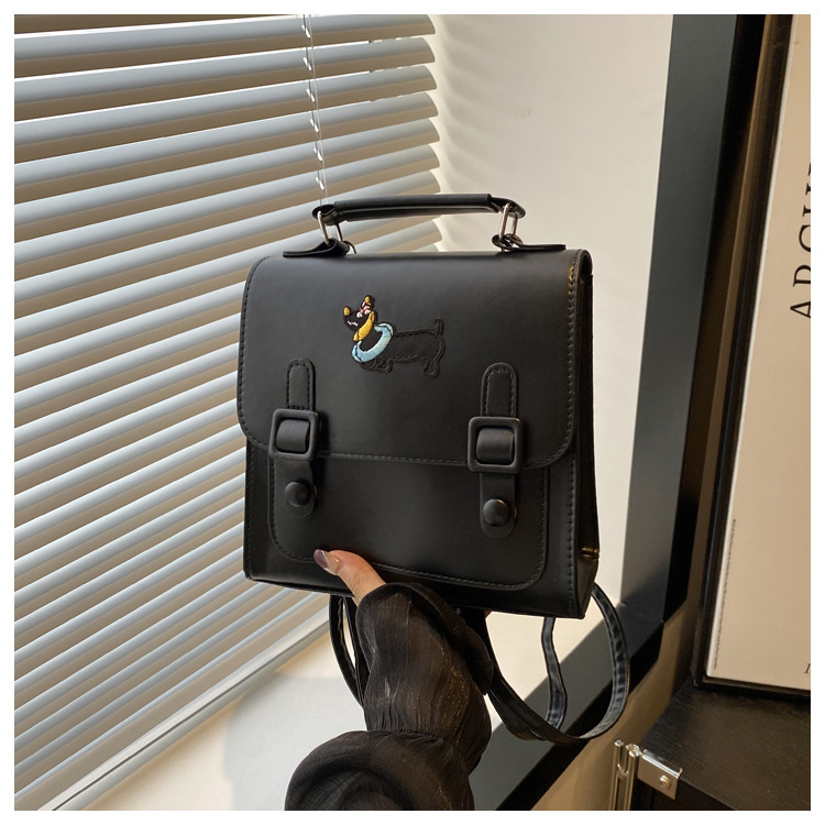 This is a new retro commuting backpack for the autumn of 2024, featuring a casual color contrast and a niche design. It is a small square single-shoulder hand-carry bag undefined
