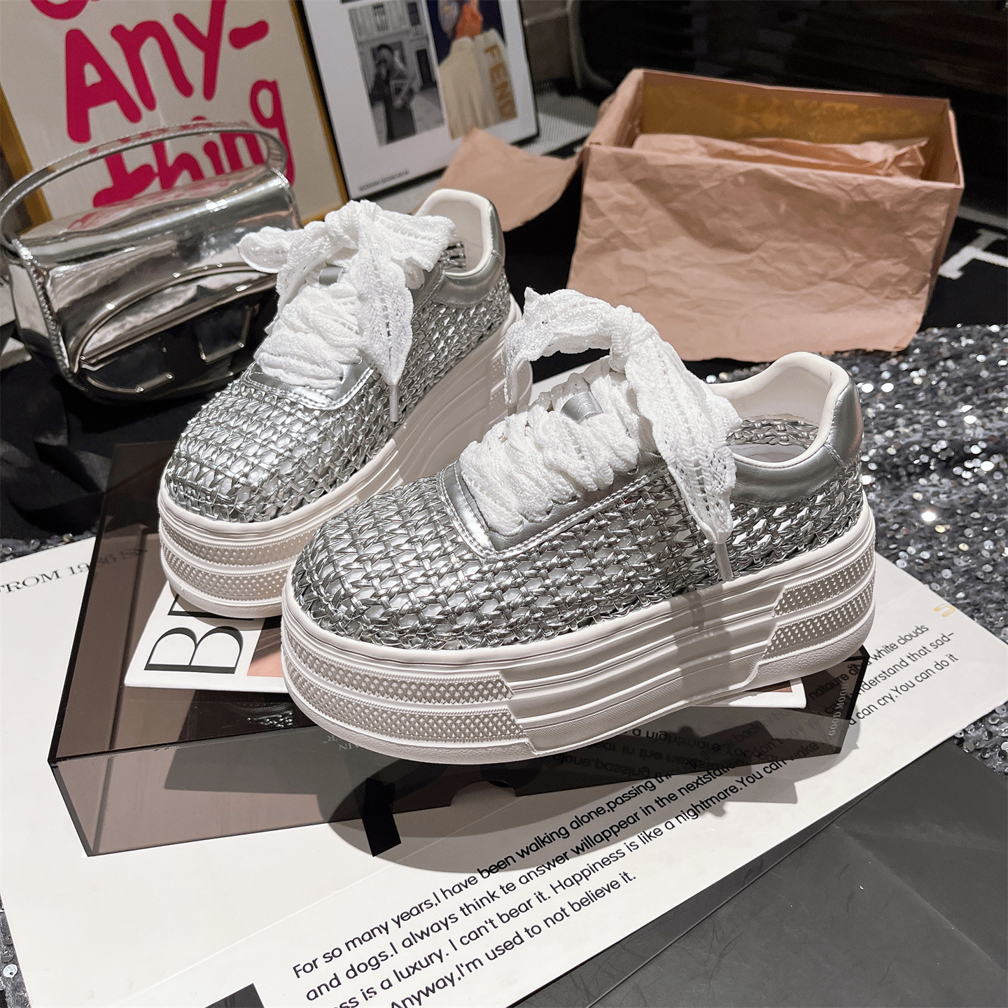 2025 nuevo estilo zapatos casuales de altura de suela gruesa zapatos huecos tejidos de cuero zapatos de mujer pequeños zapatos blancos zapatos deportivos