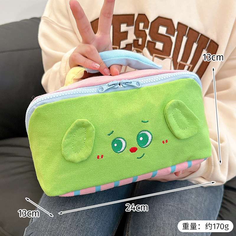 Bolsa de maquillaje de bordado de crema de alto valor visual simple para salir bolsas de lavado portátiles de gran capacidad nicho bolsas de almacenamiento para mujeres