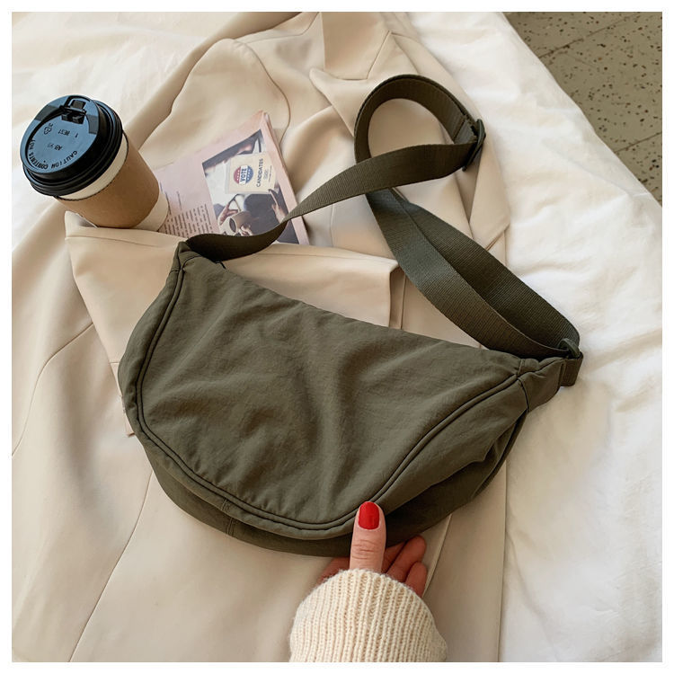 The new fashionable crossbody bag is a versatile and high-end bag for women, a casual and trendy single-shoulder bag, a crescent-shaped bag, and a dumpling bag for women undefined
