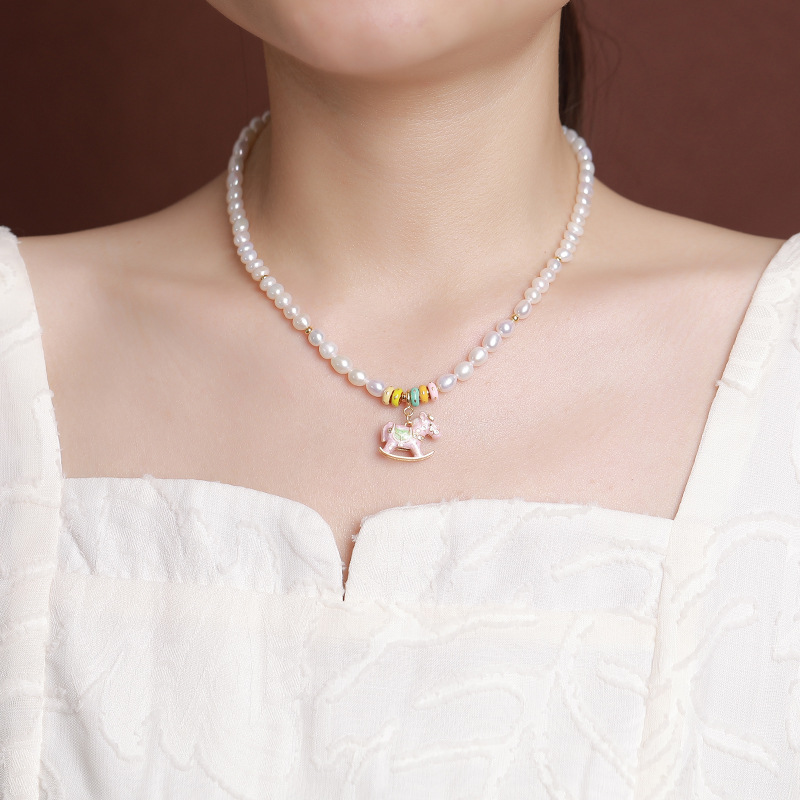 Vòng cổ ngọc trai nước ngọt tự nhiên bạc S925 men màu họa tiết ngựa gỗ — Một chiếc