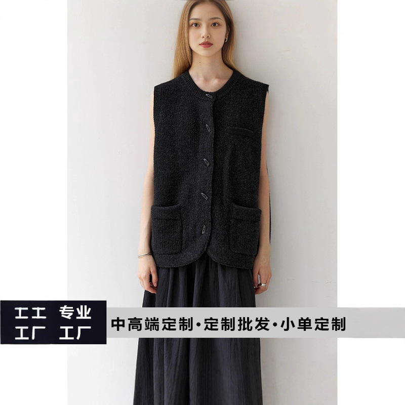 26 New Autumn Style Coal Gray Horn Button Loose Curved Hem Pure Wool Knitted Vest Cardigan Factory Direct Sale