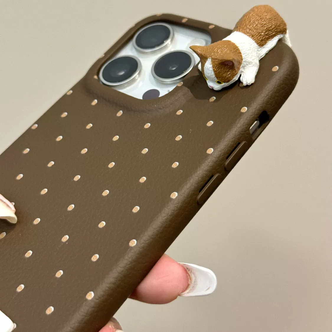 Чехол для телефона (Apple iPhone 13/14/15/16 совместим), искусственная кожа, 3D котёнок