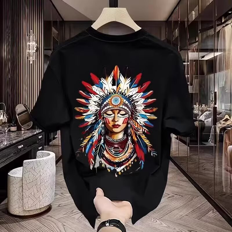 Camiseta unisex retro con estampado de plumas de jefe indio americano, manga corta, algodón grueso, corte holgado, moderna, para hombre, en blanco y negro._voghion.com
