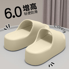 女性用の小さな厚底スリッパ 2025 新しい夏のアウトドアウェア屋内ホーム高さ増加ビーチ滑り止め防臭スリッパ