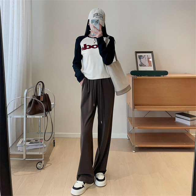 2023秋の肌の植毛の文字の短いモデルのモーダルのtシャツの女性の肩はやせている長袖の底のシャツを現します。|undefined