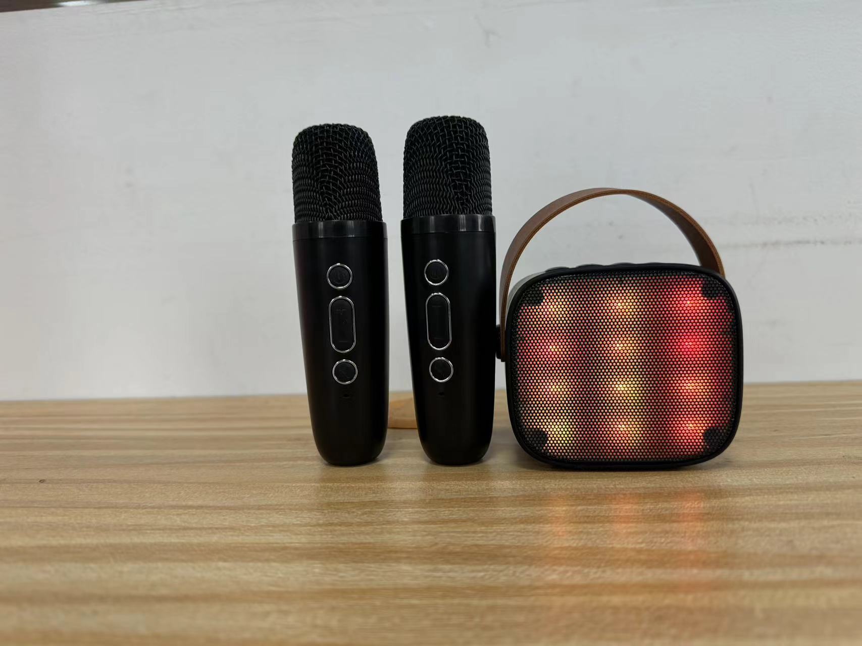 Audio inalámbrico portátil al aire libre de Bluetooth del karaoke del micrófono D20/K12/K13/K11/K16 mini con las luces coloreadas