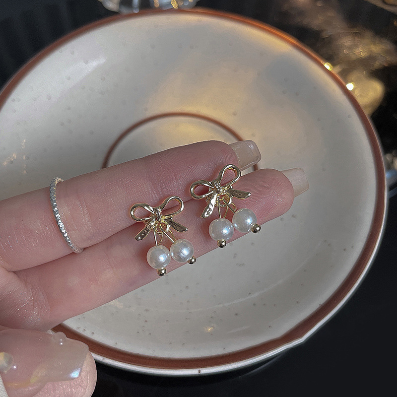 Pendientes transfronterizos, pendientes de metal de alta calidad, pendientes de 2025 nuevos pernos de moda, temperamento ligero y lujoso, pendientes de atmósfera