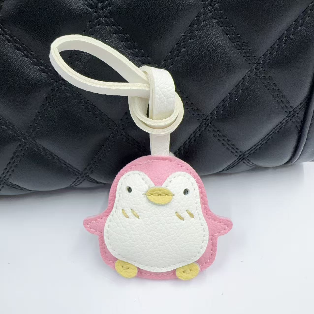 Cute pingüino cuero colgante accesorios de dibujos animados pingüino bolsos joyas colgante al por mayor