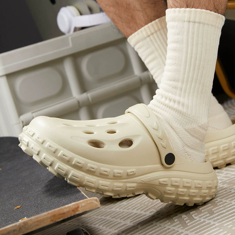 Оптовые Croc Shoes Мужчинам 2025 новый пляжный антискользящий сланец с пальцами, тенденция для лета, верхняя одежда