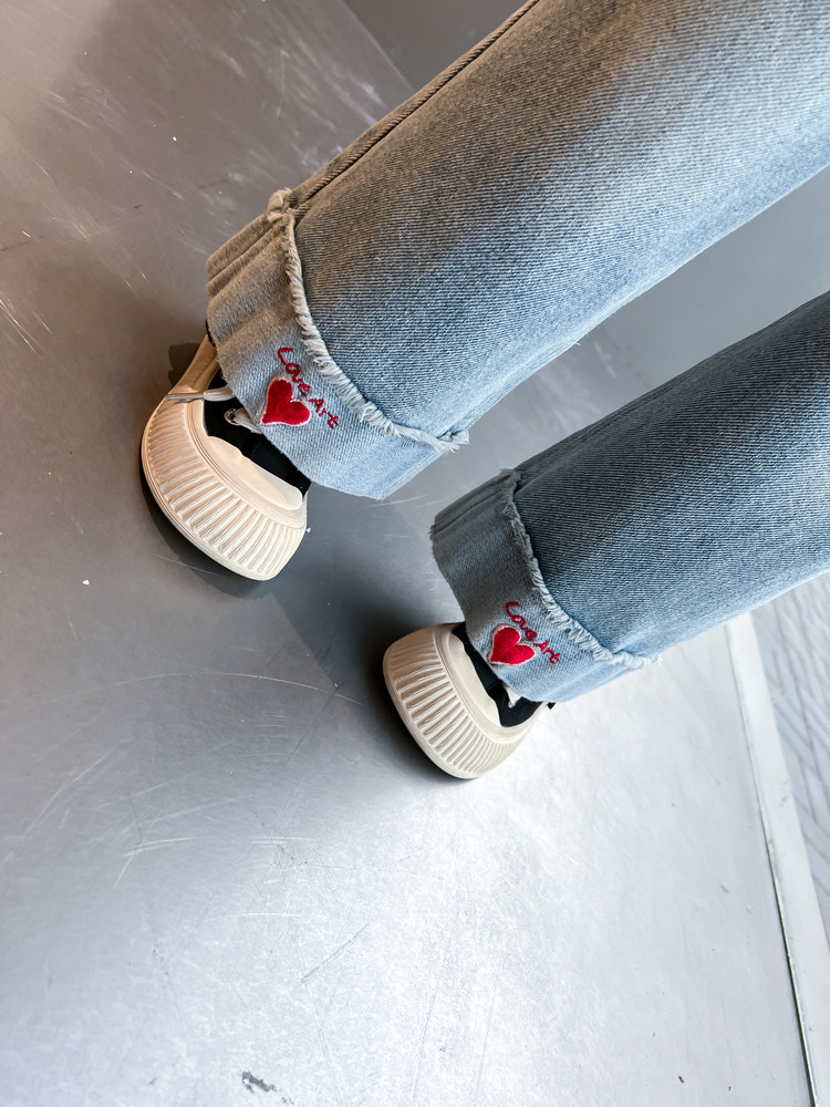 X002 Girls' And Children's Love Embroidered Jeans New Children's Miscellaneous European And American Jeans_viptrois.com