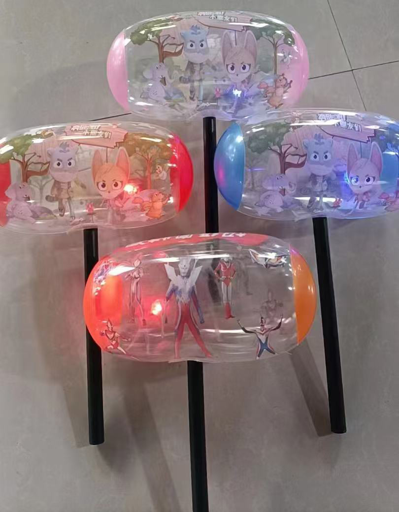 빛이 있는 작은 투명한 풍선 망치