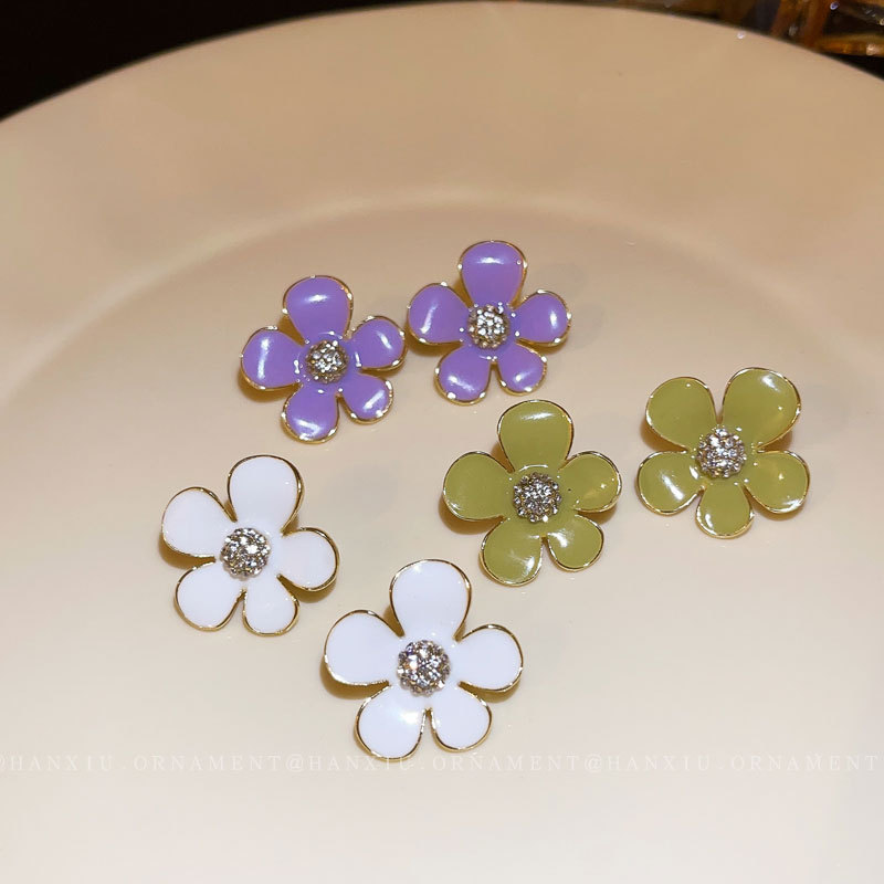 Fresh elegant small earrings
