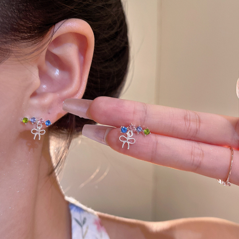 S925 aguja de plata Luz de lujo nicho pendientes de perlas de alto grado versátil elegante exquisito diamante incrustado arco pendientes