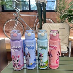 2025 新しいクロスボーダー卸売漫画パターンかわいい大容量バウンスロックストロー付きハンドル付きプラスチックウォーターカップ